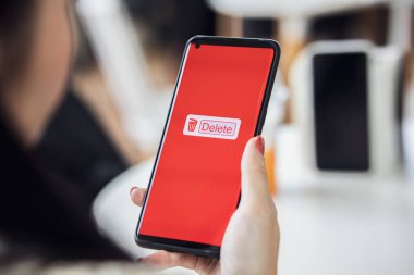 Belgeler, gereksiz postalar, elektronik mesajlar ya da akıllı telefonlardan kişisel bilgiler siliniyor. Çevrimiçi platformlardan teknoloji ve belge yönetimi kavramları