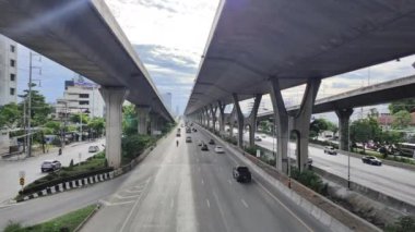 Toplu taşıma araçlarının en üst görüntüsü, Tayland 'ın başkentinde karayolu üzerinde araçlı trafik.