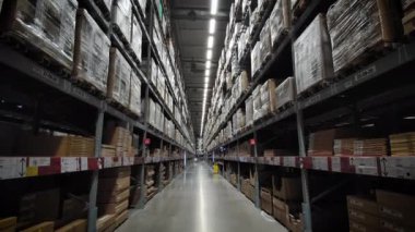 Mobilya mağazalarının büyük deposu. Ürünlerin müşterilere satılması için rekor çelik çerçeveler halinde depolandığı bir depo..