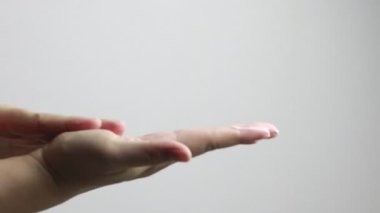 Spor kazasından dolayı kolunda oluşan çürük yakın plan görüntüsü. Masaj ve dış ilaçla ilgilenmek.