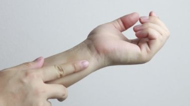 Spor kazasından dolayı kolunda oluşan çürük yakın plan görüntüsü. Masaj ve dış ilaçla ilgilenmek.