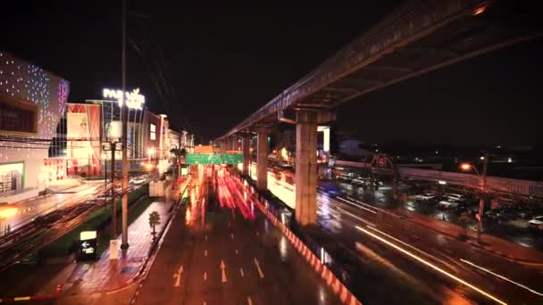 タイの首都バンコクの空鉄道駅の交通渋滞の夜景の都市道路の車のタイムラウンド — ストック動画