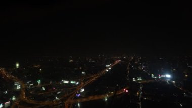 Başkentteki yoğun gökdelenlerin arka planına sahip trafiğin yaşandığı gece şehrin 4K 'lık hızlandırılmış hava görüntüsü.