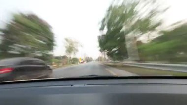 4K Hiper Süratli Zaman Çizelgesi Hızla giden bir arabanın iç görüntüsü.