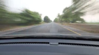 4K Hiper Süratli Zaman Çizelgesi Hızla giden bir arabanın iç görüntüsü.