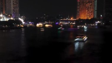 Su taşımacılığının zaman aşımı, Chao Phraya Nehri 'nde apartmanlı tekne trafiği. Tayland 'ın başkenti Bangkok' ta gece otelleri