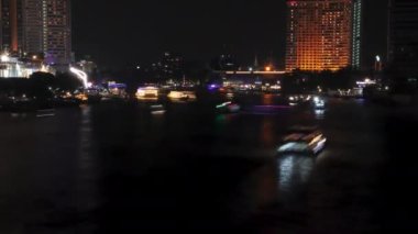 Su taşımacılığının zaman aşımı, Chao Phraya Nehri 'nde apartmanlı tekne trafiği. Tayland 'ın başkenti Bangkok' ta gece otelleri