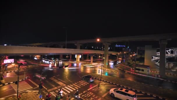 タイの首都バンコクの空鉄道駅の交通渋滞の夜景の都市道路の車のタイムラウンド — ストック動画