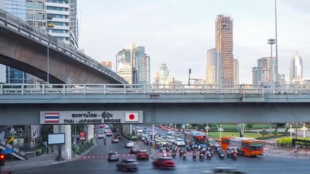 在泰国的日本大桥上 4K的摩托车和汽车交通信号灯的时间过去了 在Bts背景下 首都的高楼大厦密集 — 图库视频影像