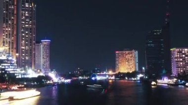 Su taşımacılığının zaman aşımı, Chao Phraya Nehri 'nde apartmanlı tekne trafiği. Tayland 'ın başkenti Bangkok' ta gece otelleri