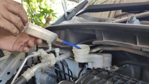 Motor Car Mechanic Utilizza Una Cannuccia Aspirare Liquido Dei Freni — Video Stock