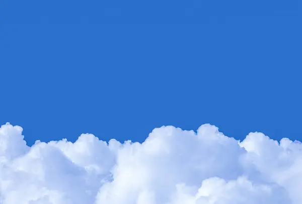 Gökyüzündeki beyaz bulutlar.