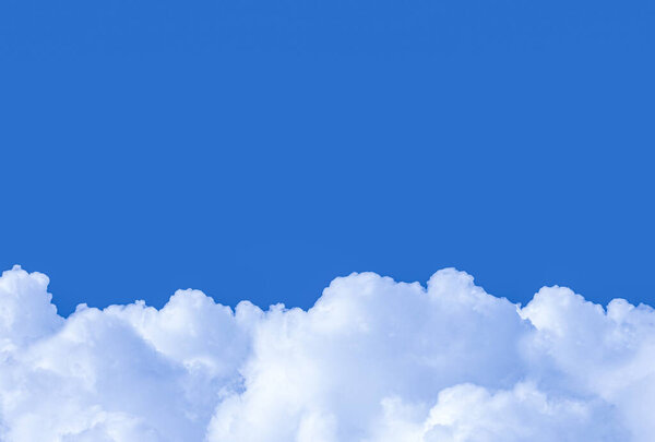 Белые облака в небе.