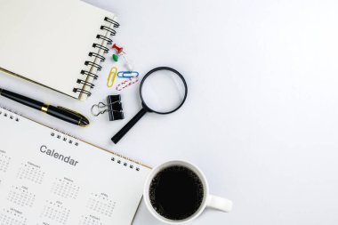 Yeni yıl takviminin masa başı ve yapılacaklar listesi defterindeki en iyi görünümü. Organizasyonda yeni yıla başlamaya yönelik planlama ve çalışma hedefleri. kopyalama alanı ile