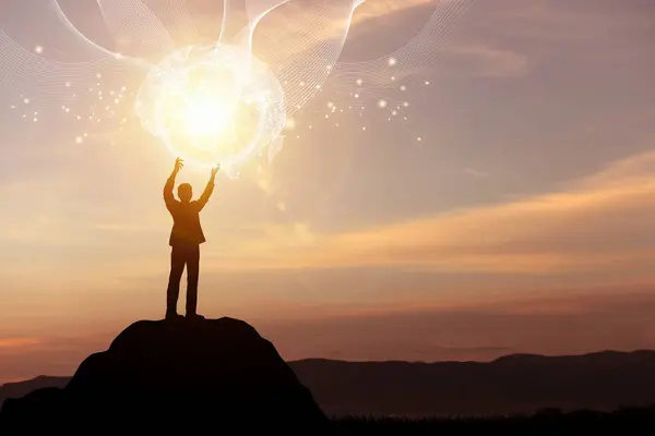 Sanal dünyayla birlikte dağın tepesindeki siluet adam. Küresel ağ bağlantısı kavramı, Çevrimiçi Medya Varlık tasarımı, büyük veri değişimi, bağlantı yaratıcılığı, yenilik ve ilham.