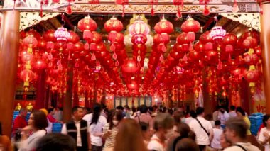 Wat Mangkon Kamalawat 'ın (Leng Neey Yi) atmosferinde insanlar Wat Mangkon' dan dua etmek için gelirler. Yaowarat Yolu 'nda Çin Yeni Yılı