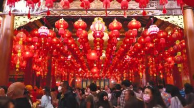 Wat Mangkon Kamalawat 'ın (Leng Neey Yi) atmosferinde insanlar Wat Mangkon' dan dua etmek için gelirler. Yaowarat Yolu 'nda Çin Yeni Yılı