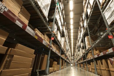 Mobilya mağazalarının olduğu büyük bir depo. Ürünlerin müşterilere satılması için rekor çelik çerçeveler halinde depolandığı bir depo..
