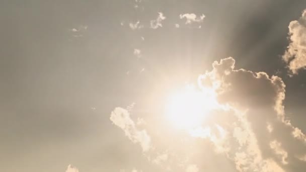 时间的流逝 阳光在天空中闪耀 云彩随风飞扬 — 图库视频影像