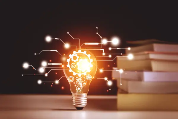 Yaratıcı düşünme süreci. Üzerinde vites simgesi olan bir ampul. Mükemmel fikirlerin, yenilikçi tasarımın ve kendi kendine öğrenmede yeni ilhamın anlamı