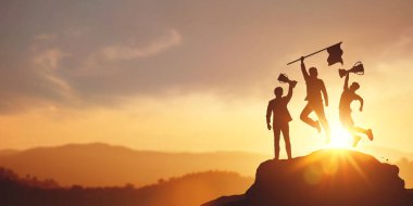 Başarı ve hedeflere ulaşmak. Dağın tepesinde bir kupa ve bayrak tutan işadamı silueti. Yarışmada zafer konsepti İş ve gelecekteki iş büyümesi için stratejik planlama.