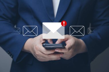 E- posta pazarlama ve bilgi bildirimleri. İşadamı elektronik postaları iletmek ve e-posta ile müşteri listeleriyle birlikte iş dünyasında doğrudan satış projesini tanıtmak için akıllı telefonlar kullanır.