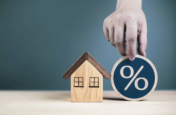 Ahşap ev modeli ve yüzde işareti. Kopyalama alanı olan. Gayrimenkul ticareti kavramı Gayrimenkul Yatırımına Yatırım Kredilerin yükselen faiz oranları Banka kredileri konut satın alma, arazi vergileri