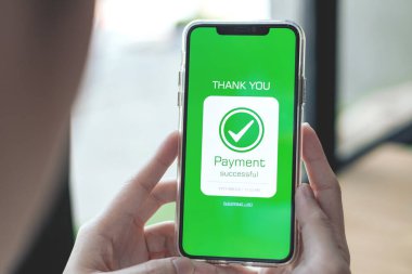 Çevrimiçi mali işlemler ve ödeme başarılı. Alış veriş için akıllı telefonu online kredi kartı bankacılığı ile yakın plan kullanarak.