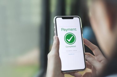 Ödeme tamamlanmış bildirimler. Müşteriler online ve alışveriş merkezlerindeki ürünleri ödemek için akıllı telefonlarda online bankacılık uygulaması kullanıyorlar.