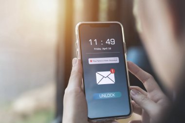 Elektronik posta. Cep telefonundan gelen yeni mesaj kutusu bildirimi. E-posta, haber bülteni ve internet koordinasyonu ile pazarlama ve iş kavramı