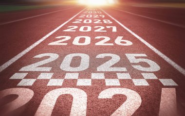 Yeni yılın başlangıcı. Koşu yolunda 2025, 2026, 2027 yılındaki değişiklikler. Yeni yılda başlayan yeni fikirlerin kavramı, KPI 'nin hayatta başarı hedeflerini belirlemenin yanı sıra planlama.