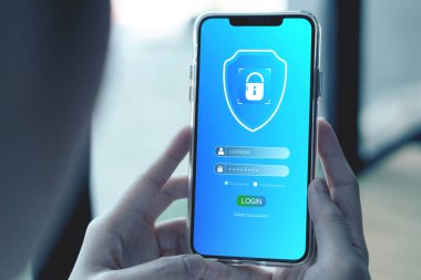 Akıllı telefon güvenlik sistemi. Teknoloji kişisel verilere ve çevrimiçi mali işlemlere erişimi koruyor. Güvenli kimlik ve parola ile