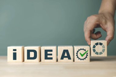 Fikir yükleme ve yeni yenilikler kavramı. Kopya alanı olan tahta bloklardaki karakter