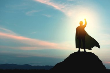 Tepe Gökyüzü 'ndeki parlak güneş ışığıyla süper kahraman iş adamının silueti. Başarılı iş fikirleri, olağanüstü liderlik yetenekleri. başarılar ve hedefler