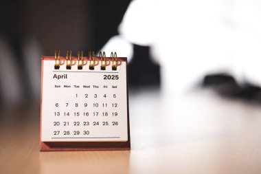 Takvim sayfası Nisan 2025, toplantı odasında beyaz renk. Fotokopi alanı ve iş tasarımlarıyla. Planlama ve yeni stratejik hedefler belirleme kavramı.