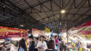 Bangkok, Tayland. Train Night Market Srinakarin, Tayland, Bangkok 'un Srinakarin bölgesinde gece pazarı.