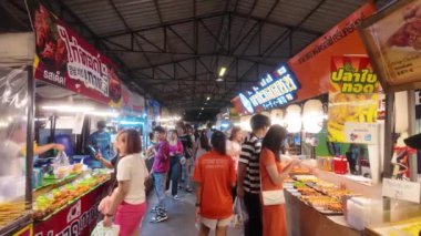 Bangkok, Tayland. Train Night Market Srinakarin, Tayland, Bangkok 'un Srinakarin bölgesinde gece pazarı.