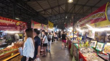 Bangkok, Tayland. Train Night Market Srinakarin, Tayland, Bangkok 'un Srinakarin bölgesinde gece pazarı.