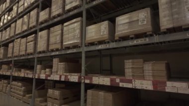 Bangkok, Tayland-27 Temmuz 2024: Büyük bir IKEA mağazası deposu. Malların müşterilere satılan ürün stoklarını yenilemek için rekor çelik çerçevelere istiflendiği depo..