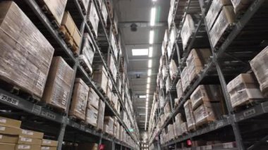 Bangkok, Tayland-27 Temmuz 2024: Büyük bir IKEA mağazası deposu. Malların müşterilere satılan ürün stoklarını yenilemek için rekor çelik çerçevelere istiflendiği depo..