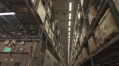 Bangkok, Tayland-27 Temmuz 2024: Büyük bir IKEA mağazası deposu. Malların müşterilere satılan ürün stoklarını yenilemek için rekor çelik çerçevelere istiflendiği depo..
