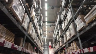 Bangkok, Tayland-27 Temmuz 2024: Büyük bir IKEA mağazası deposu. Malların müşterilere satılan ürün stoklarını yenilemek için rekor çelik çerçevelere istiflendiği depo..