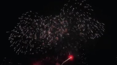 Renkli gerçek havai fişekler ve havai fişekler Yeni Yıl arifesini, büyük kutlamaları, festivalleri ve etkinlikleri kutluyor.