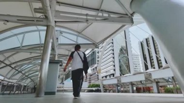 Sathorn Kavşağı, Bangkok, Tayland. Bangkok 'taki Chong Nonsi Köprüsü. Başkentte yoğun gökdelenleri olan BTS Skytrain yakınlarındaki simgeler