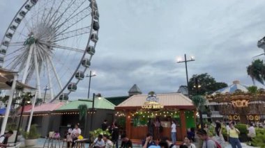 Asiatique Nehir Kenarı Bangkok, Tayland 'da Chao Phraya Nehri boyunca alışveriş ve eğlence yapıyor.