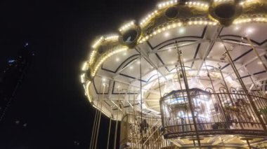 Asya 'da güzel ışıklandırmalı lüks Avrupa tarzı atlıkarınca gösterisi The Riverfront, Bangkok, Tayland.