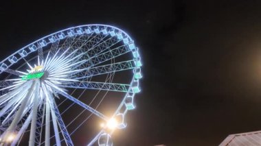 Lüks Avrupa tarzı atlıkarınca gösterisi ve Asiatique 'de güzel ışıklandırmalı dönme dolap The Riverfront, Bangkok, Tayland.