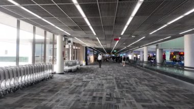 Bangkok, Tayland. Don Mueang Havaalanı, Bangkok 'taki uçağa binmek için bekleyen yolcular. Biniş kapısının içinde bir servis dükkanı var..
