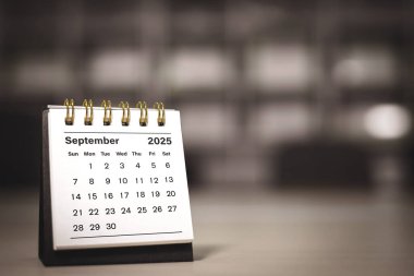 Takvim sayfası Eylül 2025, toplantı odasında beyaz renk. Fotokopi alanı ve iş tasarımlarıyla. Planlama ve yeni stratejik hedefler belirleme kavramı.