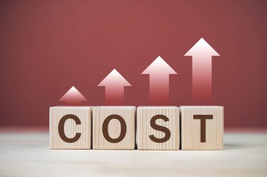 Maliyet yönetimi, iş konseptleri, risk yönetimi ve verimlilik optimizasyonu için artan ve düşen harcamalar. COST ve ok sözcüğüyle ahşap küp